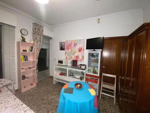 una sala de estar con una mesa azul en una habitación en Alojamiento Ruizo, en Lorca