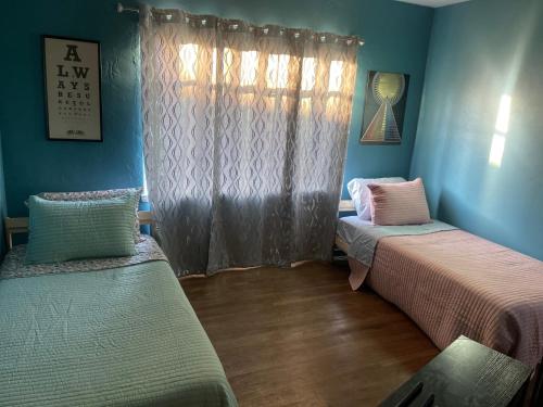 Un pat sau paturi într-o cameră la H.U.S.H (Happy Your Staying Here!) Short Term Rental