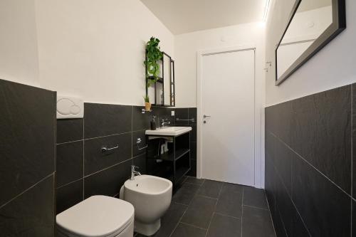 ein Badezimmer mit einem weißen WC und einem Waschbecken in der Unterkunft Casalsole Piombino in Piombino