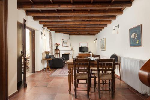 - une salle à manger avec une table et des chaises dans l'établissement Kalimera Archanes Village, à Archanes