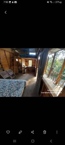 een foto van een kamer met een bed en een raam bij Hostel El Escape in Tres Ríos