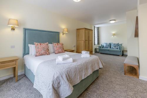 um quarto com uma cama grande num quarto em Swan Revived Hotel em Milton Keynes