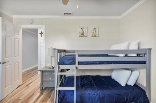 Ένα ή περισσότερα κρεβάτια σε δωμάτιο στο Saltwater Haven 3bd Dog Friendly with Bckyrd