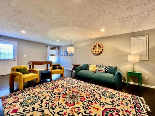 Χώρος καθιστικού στο 190 Overbrook Drive Swanky Swangos Dream Home by Jess