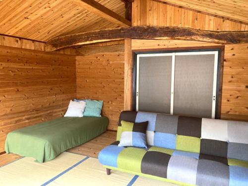 a room with two beds in a log cabin at 田舎の別荘 かすみ草 in Shōgahora