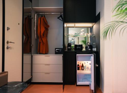 armadio con frigorifero aperto in camera di Bugan-Villa ad Atene