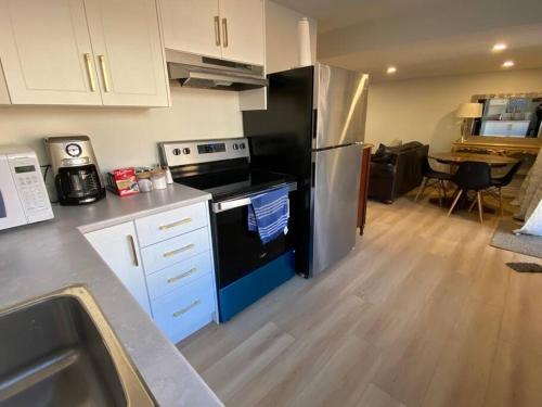 Küche/Küchenzeile in der Unterkunft Stylish Deluxe 2BDR Guest Apartment