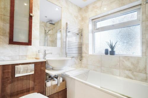 Eastcote的住宿－Hububb Luxury Eastcote，浴室配有盥洗盆、卫生间和浴缸。