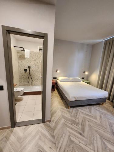 1 dormitorio con 1 cama y baño con ducha en Hotel Amfiteatar, en Pula