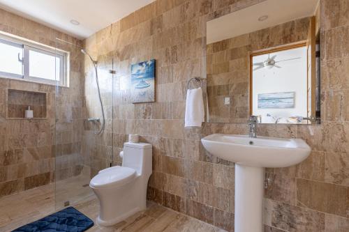 a bathroom with a toilet and a sink at Apartamento en Residencial Jardines de Monserrat in Las Terrenas