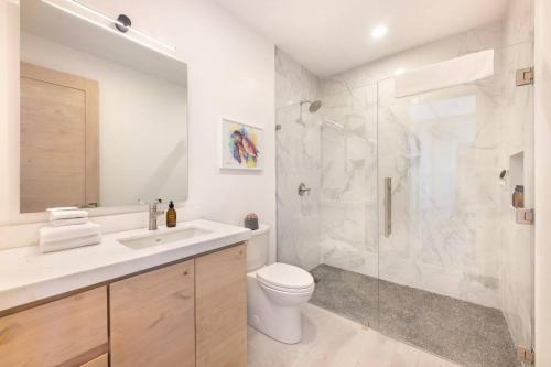 y baño con ducha, aseo y lavamanos. en Residence 201 New Oceanfront Resort Style Amenities Cerritos, en El Pescadero