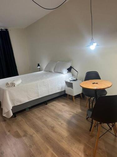 カンピーナスにあるAp Smart Hubのベッドルーム1室(ベッド1台、テーブル、椅子付)