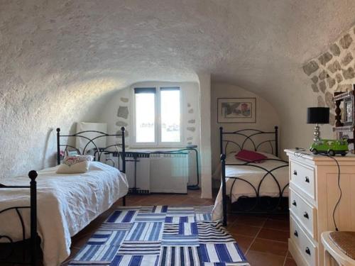 une chambre avec deux lits et une fenêtre dans l'établissement Les Terrasses de Lure & piscine, à Villemus