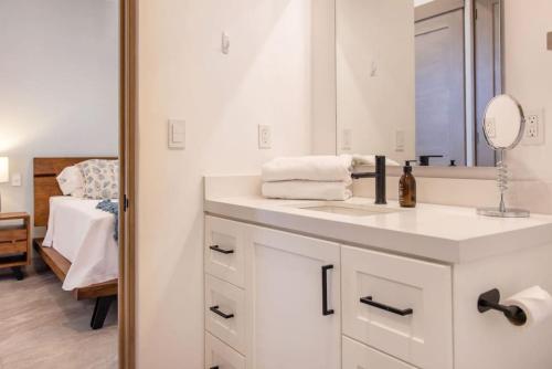 Ένα ή περισσότερα κρεβάτια σε δωμάτιο στο Residence 302 New Elegant Oceanfront and Stunning Sunsets Cerritos