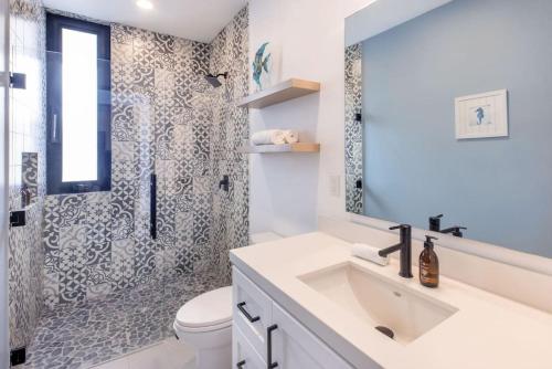 Ένα μπάνιο στο Residence 302 New Elegant Oceanfront and Stunning Sunsets Cerritos