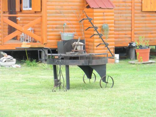 a grill in a yard in front of a house at SanDo Uribe Cabañas Exclusivas solo adultos in Uribelarrea