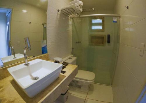 een badkamer met een wastafel, een douche en een toilet bij Nord Luxxor Juazeiro do Norte in Juazeiro do Norte