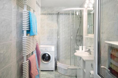 a bathroom with a washing machine and a washer at Ferienwohnung Strempel in Templin