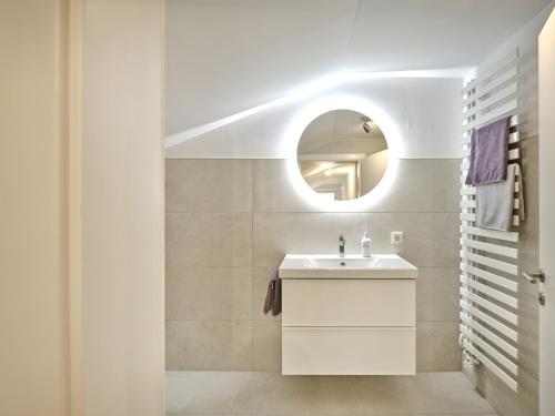 uma casa de banho com um lavatório e um espelho em Alpenpanorama Karl und Johanna em Flachau