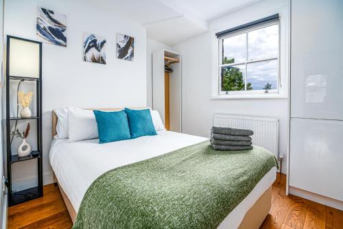 a bedroom with a bed and a window at West Hampstead Hub in London