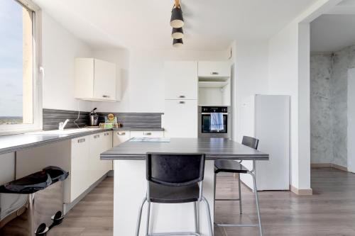 Photo de la galerie de l'établissement Appartement proche du Vieux Lille avec une vue exceptionnelle sur la Ville !, à La Madeleine