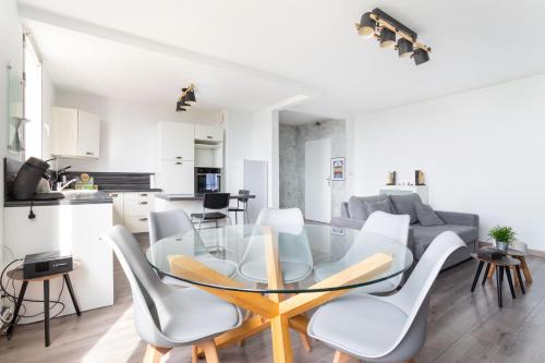 Photo de la galerie de l'établissement Appartement proche du Vieux Lille avec une vue exceptionnelle sur la Ville !, à La Madeleine