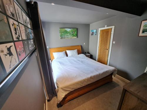 ein kleines Schlafzimmer mit einem Bett in einem Zimmer in der Unterkunft Westleigh House in Fishbourne
