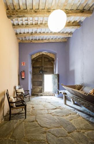 een kamer met een grote houten deur en een stoel bij Rectoria Santuari del Coll in Girona