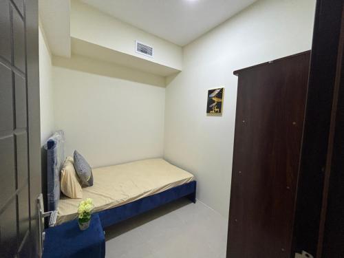 Giường trong phòng chung tại Spacious Partition Room for Couple