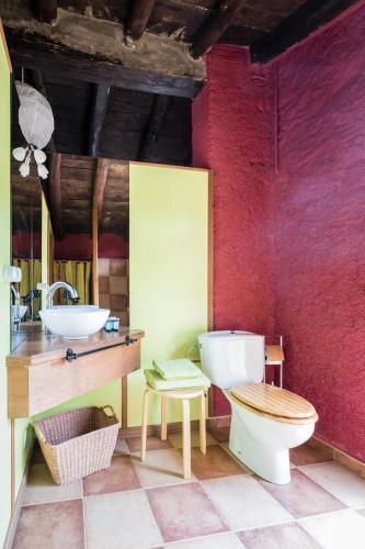 een badkamer met een toilet en een wastafel bij Rectoria Santuari del Coll in Girona