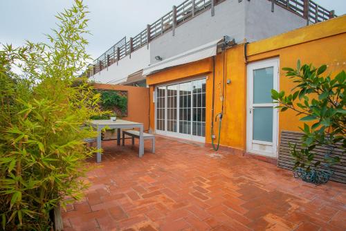 un patio avec une table et un bâtiment dans l'établissement A2BA - Atico con terraza en Sant Gervasi, à Barcelone