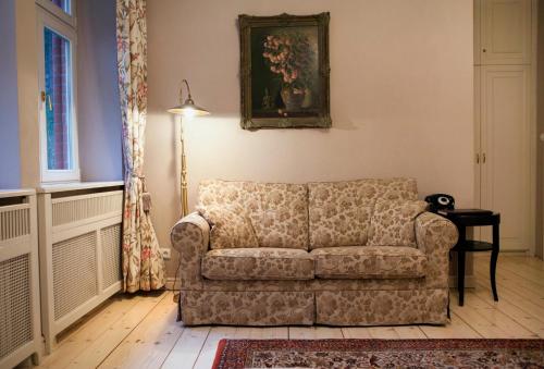 a living room with a couch and a window at Villa Titina in Miedzygorze