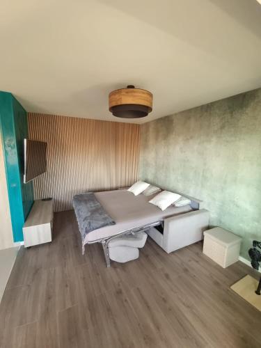 une chambre avec un lit et un parquet dans l'établissement Studio élégant avec accès à la piscine, à Nice