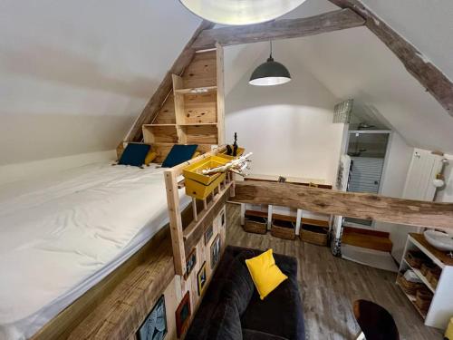 une chambre avec un grand lit dans une pièce dans l'établissement Le Nid - Route des impressionnistes & Giverny, à Saint-Martin-la-Garenne