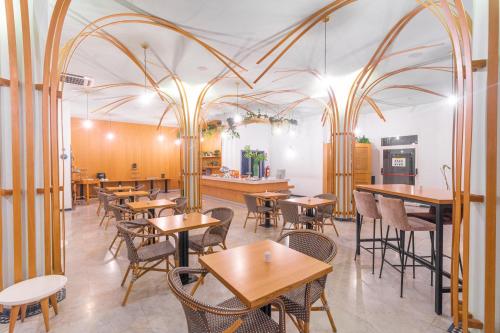 Ibis Fes في فاس: مطعم بطاولات وكراسي خشبية في الغرفة