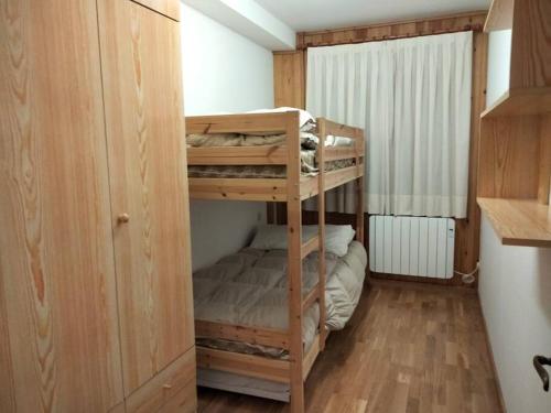 a bedroom with two bunk beds in a room at Ibón de espelunciecha in Formigal