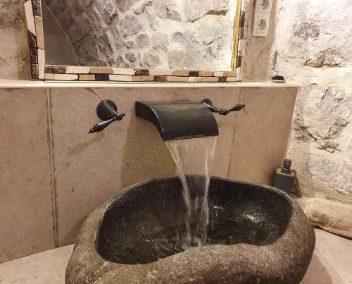 VászolyにあるTraditional cottage at Lake Balatonのバスルーム(洗面台、水が注ぐ洗面台付)