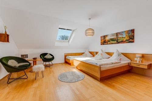 una camera con letto, scrivania e sedia di Bauer Haug a Dietmannsried