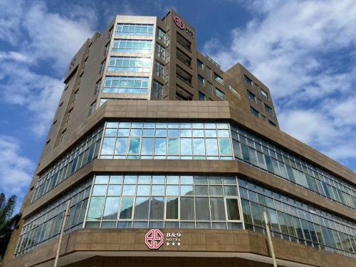 ポワントノワールにある8&9Hotelのガラス窓がそびえる高層ビル