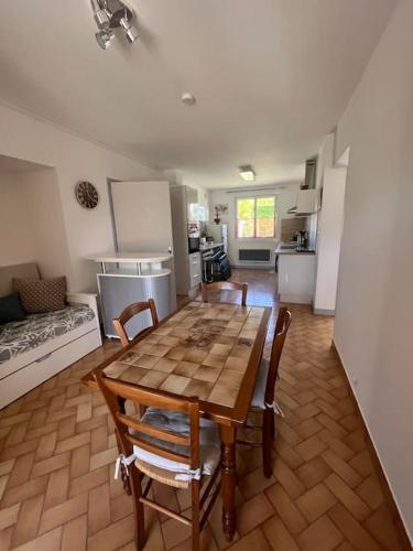 Φωτογραφία από το άλμπουμ του Appartement les Mésanges en rez de jardin -terrasse-2 chambres-parking σε Le Poët-Laval