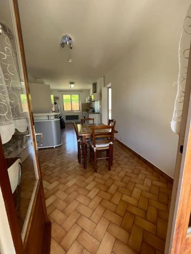 Φωτογραφία από το άλμπουμ του Appartement les Mésanges en rez de jardin -terrasse-2 chambres-parking σε Le Poët-Laval