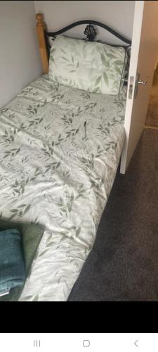 un letto non fatto in una camera da letto con piumone bianco di KKB accomodation a Moville
