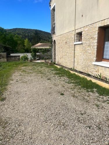 Φωτογραφία από το άλμπουμ του Appartement les Mésanges en rez de jardin -terrasse-2 chambres-parking σε Le Poët-Laval