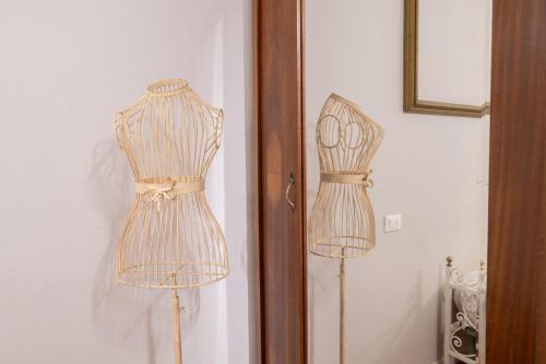 two wooden mannequins on display next to a door at bilocale centro storico Cesena Casa Ludo in Cesena