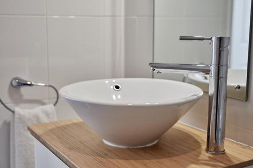 ein weißes Spülbecken auf einer Holztheke im Bad in der Unterkunft Selwood Cottage in Beckington