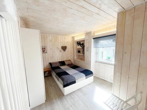 um pequeno quarto com uma cama e uma janela em You and Me nel cuore antico di Aosta em Aosta