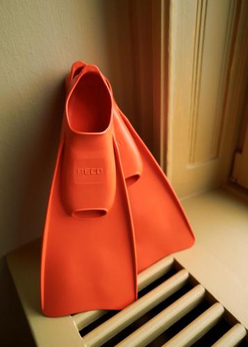 an orange bag sitting on top of a door at stilwerk Strandhotel Blankenese in Hamburg