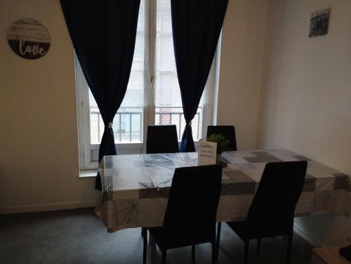une salle à manger avec une table et des chaises et une fenêtre dans l'établissement La Plaisance, à Dieppe