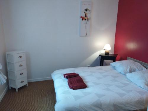La Plaisance tesisinde bir odada yatak veya yataklar