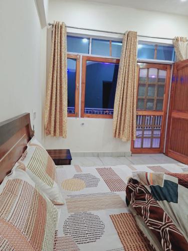 Postel nebo postele na pokoji v ubytování Chandarshila hike homestay